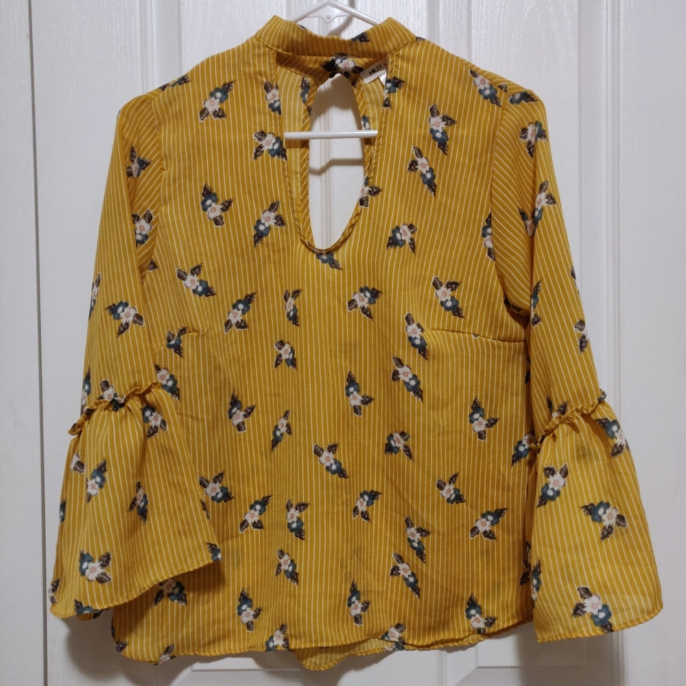 💖3/$25💖 Yellow Floral Print Bell Sleeve Blouse